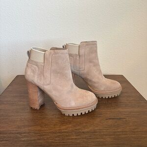 Vince Camuto Size 7 Cream/Tan Platform Booties